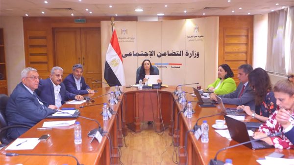 وزيرة التضامن تناقش استراتيجية عمل صندوق الصناعات الريفية وزيرة التضامن تناقش استراتيجية عمل صندوق الصناعات الريفية