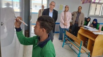 وكيل تعليم السويس يجري جولة مفاجئة ويُحيل مسؤولي مدرسة زراعية للتحقيق