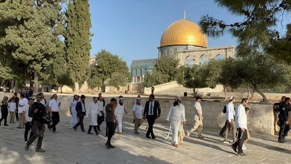 محافظة القدس: اقتحام أعضاء بالكنيست وحاخامات للمسجد الأقصى استفزاز خطير لمشاعر المسلمين محافظة القدس: اقتحام أعضاء بالكنيست وحاخامات للمسجد الأقصى استفزاز خطير لمشاعر المسلمين