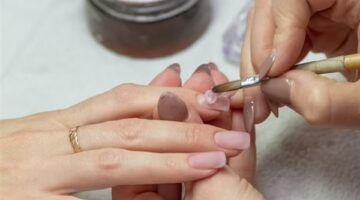ما علاقة الأظافر الصناعية بمشكلة طنين الأذن؟