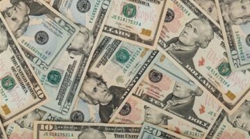سعر الدولار يواصل انخفاضه في البنوك
