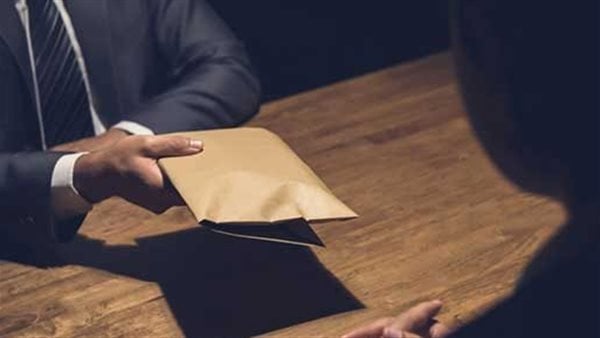 التحريات: مسؤول بهيئة المساحة تلقى رشوة نصف مليون جنيه لتغيير نشاط عقارين إلى مستشفيين