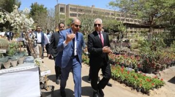 محافظ المنيا ورئيس الجامعة يفتتحان معرض الزهور لكلية زراعة