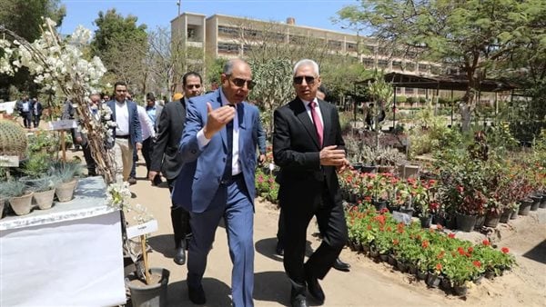 محافظ المنيا ورئيس الجامعة يفتتحان معرض الزهور لكلية زراعة محافظ المنيا ورئيس الجامعة يفتتحان معرض الزهور لكلية زراعة
