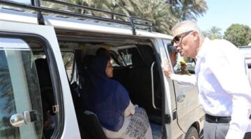 محافظ أسوان يستوقف عددا من سيارات السيرفيس.. ويستفسر من المواطنين عن التعريفة الجديدة