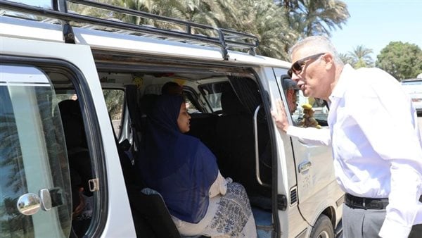 محافظ أسوان يستوقف عددا من سيارات السيرفيس.. ويستفسر من المواطنين عن التعريفة الجديدة محافظ أسوان يستوقف عددا من سيارات السيرفيس.. ويستفسر من المواطنين عن التعريفة الجديدة