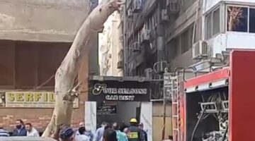 إجلاء السكان والصحفيين .. حريق أعلى سطح عقار جريدة خاصة بالدقي | صور
