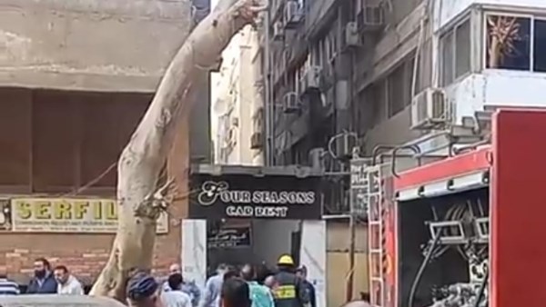 إجلاء السكان والصحفيين .. حريق أعلى سطح عقار جريدة خاصة بالدقي | صور