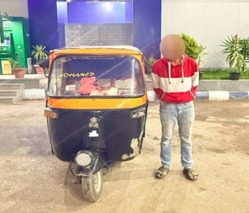 رغم انتظار السيارات لعبور القطار.. ضبط سائق توكتوك يسير عكس الاتجاه في الشرقية