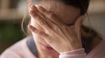 إذا كنتى تعانين من صداع نصفي مزمن.. فهذا هو السبب