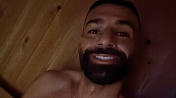محمد صلاح في أحدث ظهور بغرفة الساونا