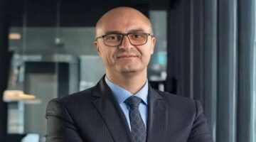 المصرية للاتصالات تقدم التعازي في وفاة والدة المهندس محمد شمروخ