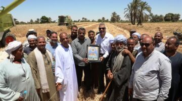 محافظ أسوان يستمع لمطالب مزارعي وادي النقرة ويوجه بتلبيتها وفقًا للإمكانيات المتاحة