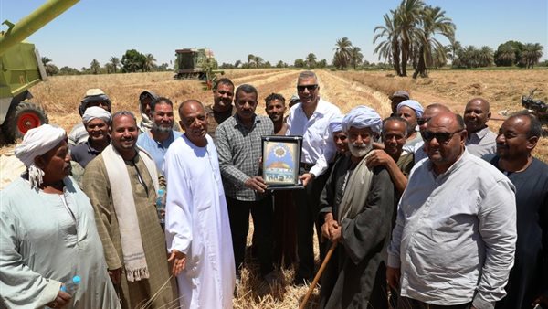 محافظ أسوان يستمع لمطالب مزارعي وادي النقرة ويوجه بتلبيتها وفقًا للإمكانيات المتاحة محافظ أسوان يستمع لمطالب مزارعي وادي النقرة ويوجه بتلبيتها وفقًا للإمكانيات المتاحة