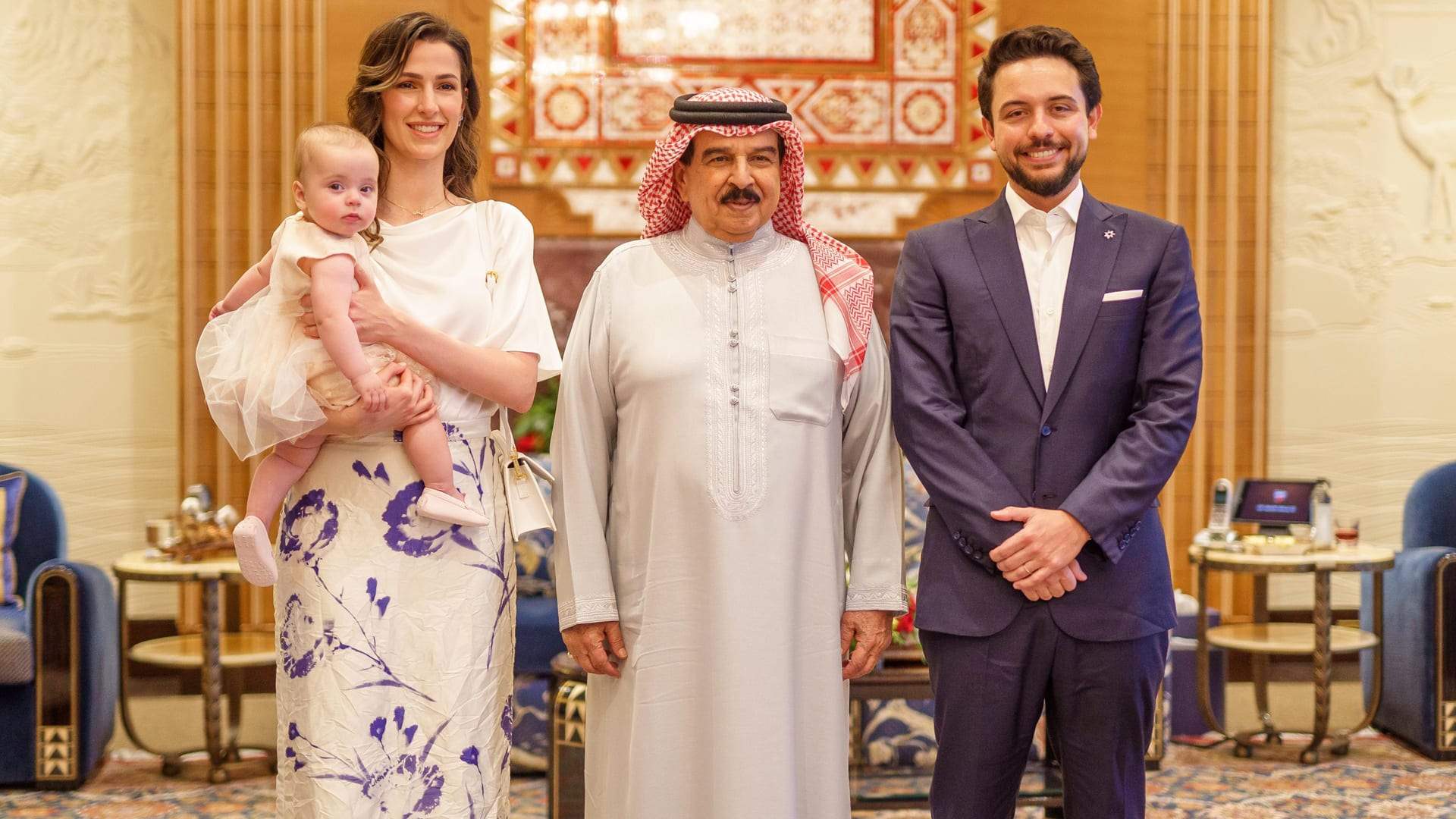 ابنة الأمير الحسين والأميرة رجوة تخطف الأضواء في البحرين ابنة الأمير الحسين والأميرة رجوة تخطف الأضواء في البحرين