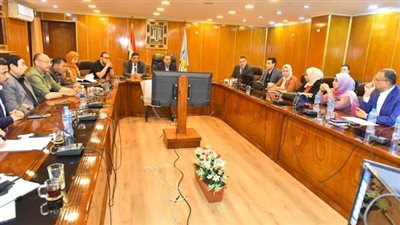 محافظ أسيوط يطالب بتسريع وتيرة العمل لتسليم مشروعات حياة كريمة