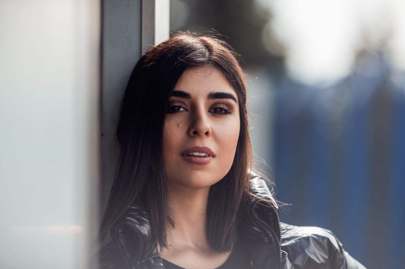 زينة مكي تقتحم مقابلة عباس النوري وتتغزل به .. اليكم ما حصل بينهما زينة مكي تقتحم مقابلة عباس النوري وتتغزل به .. اليكم ما حصل بينهما