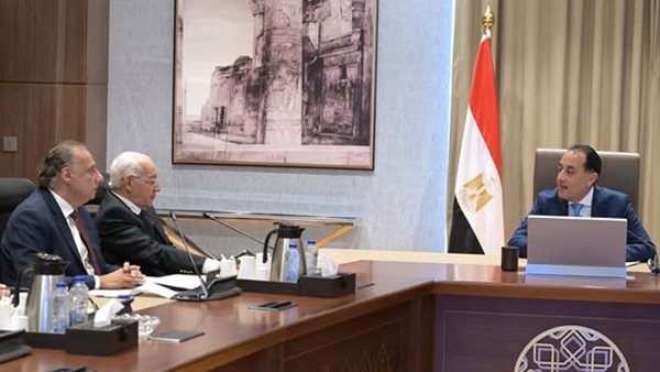 رئيس الوزراء يلتقي أعضاء اللجنة الاستشارية للشئون السياسية (تفاصيل) رئيس الوزراء يلتقي أعضاء اللجنة الاستشارية للشئون السياسية (تفاصيل)