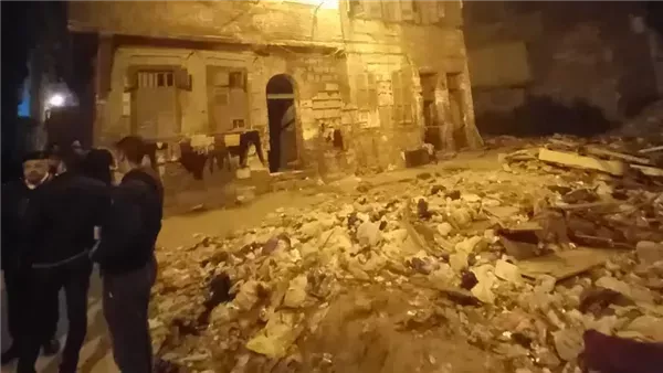دون إصابات.. انهيار أسقف عقار في بحري وأجزاء خارجية من آخر بالشاطبي بالإسكندرية دون إصابات.. انهيار أسقف عقار في بحري وأجزاء خارجية من آخر بالشاطبي بالإسكندرية