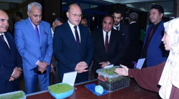 رئيس جامعة سوهاج يتفقد معرض المنتجات صديقة البيئة