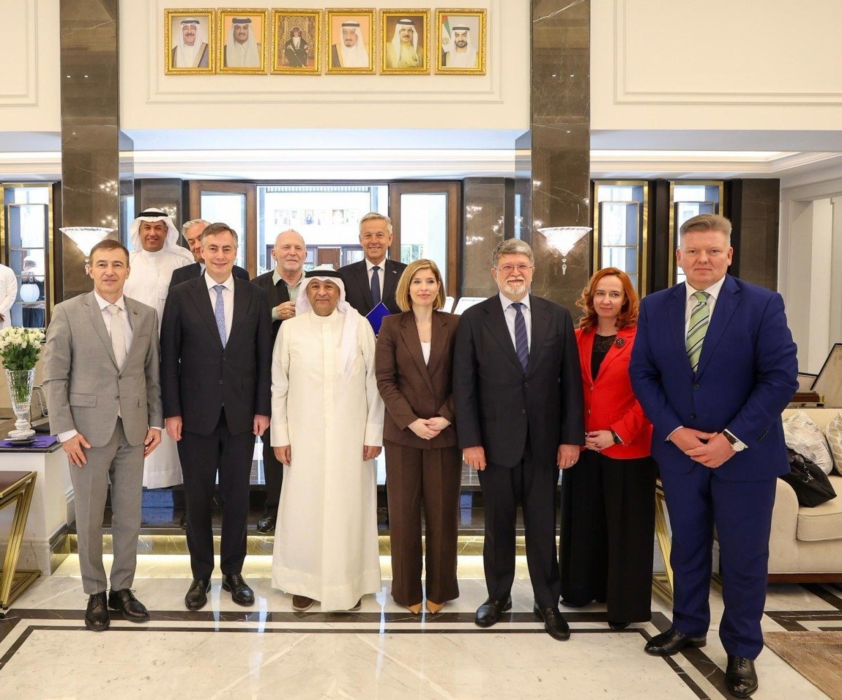 الأمين العام لمجلس التعاون يجتمع مع وفد لجنة الشؤون الخارجية في البرلمان الأوروبي الأمين العام لمجلس التعاون يجتمع مع وفد لجنة الشؤون الخارجية في البرلمان الأوروبي