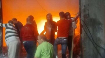 مصرع طفلين وإصابة 5 آخرين في حريق مصنع مراتب بالمحلة.. صور
