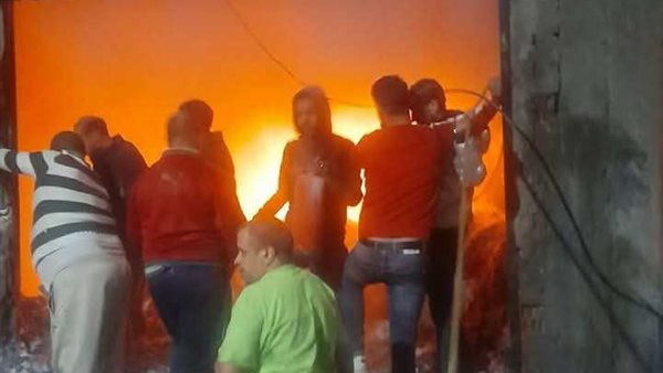 مصرع طفلين وإصابة 5 آخرين في حريق مصنع مراتب بالمحلة.. صور مصرع طفلين وإصابة 5 آخرين في حريق مصنع مراتب بالمحلة.. صور