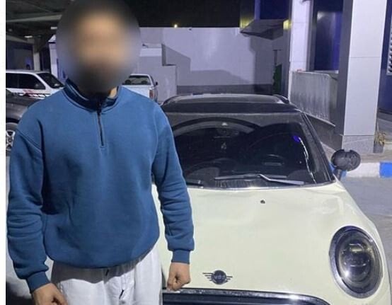 كشف ملابسات فيديو يتضمن تشبث فرد شرطة بسيارة حال محاولته منع قائدها من الهرب كشف ملابسات فيديو يتضمن تشبث فرد شرطة بسيارة حال محاولته منع قائدها من الهرب