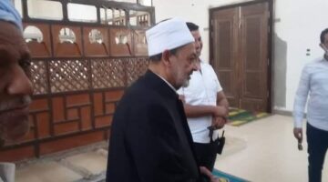 شيخ الأزهر يزور قبر والده وجده بالأقصر قبل عودته إلى القاهرة.. صور