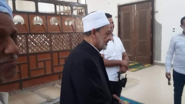 شيخ الأزهر يزور قبر والده وجده بالأقصر قبل عودته إلى القاهرة.. صور شيخ الأزهر يزور قبر والده وجده بالأقصر قبل عودته إلى القاهرة.. صور