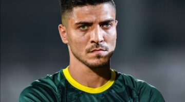 والده عايز 30 مليون.. إعلامي يكشف حقيقة توقيع محمد شريف للزمالك