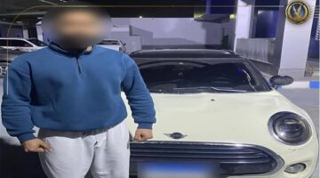 فيديو لشرطي يتشبث بسيارة.. الداخلية تكشف السبب