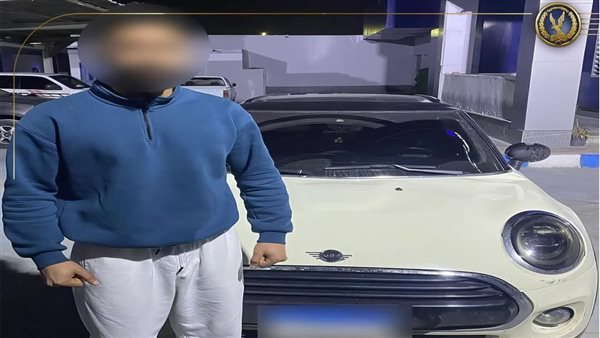 فيديو لشرطي يتشبث بسيارة.. الداخلية تكشف السبب فيديو لشرطي يتشبث بسيارة.. الداخلية تكشف السبب