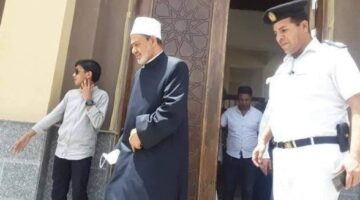 شيخ الأزهر يزور قبر والده وجده في الأقصر.. «صور»