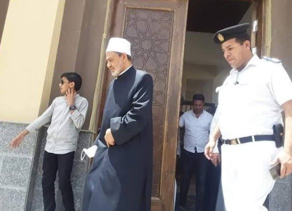 شيخ الأزهر يزور قبر والده وجده في الأقصر.. «صور» شيخ الأزهر يزور قبر والده وجده في الأقصر.. «صور»