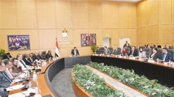 وزير الإسكان يتابع تنفيذ مشروعات "حياة كريمة" بمحافظتي أسيوط والمنيا