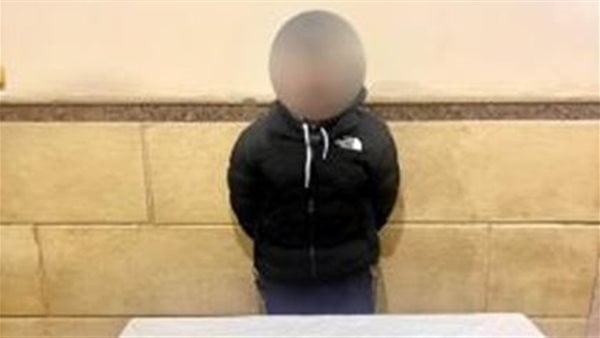 القبض على متهم بأداء حركات استعراضية بسلاح أبيض القبض على متهم بأداء حركات استعراضية بسلاح أبيض