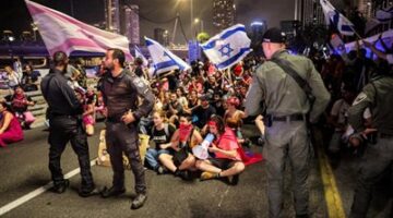الاحتجاجات تتصاعد في إسرائيل: هل أصبح جنود الاحتلال ورقة في لعبة نتنياهو للبقاء في السلطة؟