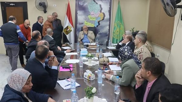 محافظ القليوبية يقترح إنشاء جمعية لمستثمري الزهور ونباتات الزينة بالقناطر محافظ القليوبية يقترح إنشاء جمعية لمستثمري الزهور ونباتات الزينة بالقناطر