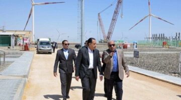 بقدرة 650 ميجاوات.. رئيس الوزراء يتفقد مزرعة توليد الكهرباء في رأس غارب