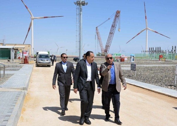 بقدرة 650 ميجاوات.. رئيس الوزراء يتفقد مزرعة توليد الكهرباء في رأس غارب بقدرة 650 ميجاوات.. رئيس الوزراء يتفقد مزرعة توليد الكهرباء في رأس غارب