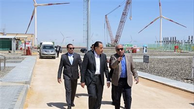 رئيس الوزراء يتفقد مزرعة توليد الكهرباء بقدرة 650 ميجاوات رئيس الوزراء يتفقد مزرعة توليد الكهرباء بقدرة 650 ميجاوات