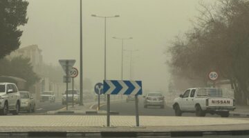 هل تستمر الكتلة الغبارية على قطر الأيام المقبلة وما سببها؟.. متنبئ جوي يجيب
