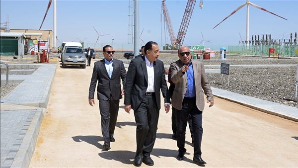 مدبولي ووزير الكهرباء يتفقدان مزرعة توليد الكهرباء من طاقة الرياح بقدرة 650 ميجاوات مدبولي ووزير الكهرباء يتفقدان مزرعة توليد الكهرباء من طاقة الرياح بقدرة 650 ميجاوات