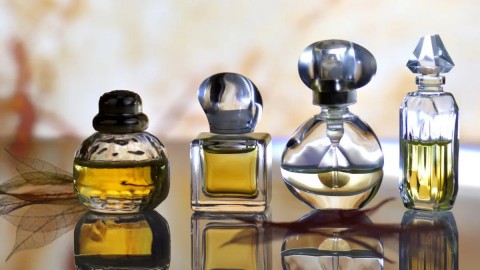 رحلة في عالم العطور الرجالية الفاخرة: عندما تلتقي الجاذبية الشرقية بالأناقة الغربية رحلة في عالم العطور الرجالية الفاخرة: عندما تلتقي الجاذبية الشرقية بالأناقة الغربية