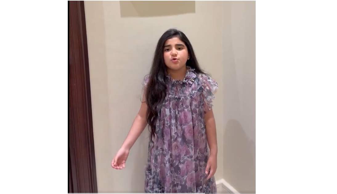 طالبة تلقي قصيدة "زمان التيه وعصا موسى" لسعادة لولوة الخاطر.. والوزيرة تعلق طالبة تلقي قصيدة "زمان التيه وعصا موسى" لسعادة لولوة الخاطر.. والوزيرة تعلق