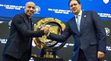 درع كأس العالم للأندية يصل إلى الوداد المغربي خلال جولته العالمية