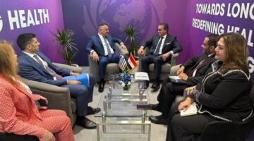 وزير الصحة يبحث مع نظيره اليوناني تعزيز التعاون بالرعاية الصحية للأشقاء الفلسطينيين