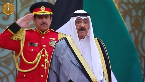 بعد انتهاء الزيارة.. الأمير مشعل الأحمد يودع الرئيس السيسي خلال مغادرته الكويت بعد انتهاء الزيارة.. الأمير مشعل الأحمد يودع الرئيس السيسي خلال مغادرته الكويت
