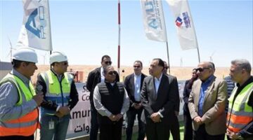 باستثمارات 700 مليون دولار .. رئيس الوزراء يتفقد محطة «أمونت» لطاقة الرياح برأس غارب